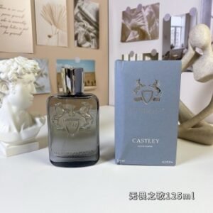 💹60✍️专柜版本
玛丽之香无畏之歌125ml
Parfums de Marly Castley, 2025
品牌：瑪麗之香
属性：男香
香调：芳香柑橘调
前调：香柠檬生姜黑胡椒
中调：苦橙叶帖木儿橙花油
后调：亚基戛纳木劳丹脂安息香脂