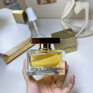 💹50✍️专柜版本
➭杜嘉班纳唯我女士浓香水75ml🔜Dolce&Gabbana杜嘉班纳The One唯我女士浓香水EDP75ml
【香 调】东方花香调
【前 味】橘、佛手柑、荔枝、水蜜桃
【中 味】百合、铃兰、茉莉、李子
【后 味】香根草、香草、琥珀、麝香