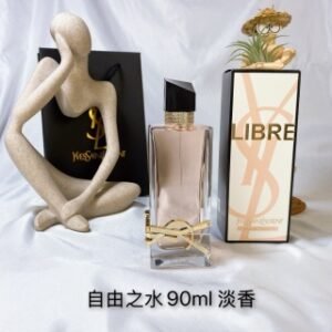 💹45✍️专柜版本
圣罗兰 自由之水淡香90ml
YSL圣罗兰LIBRE淡香自由之水全新清新版女士香水EDT90ml,肆意如我 ,Libre自由之水的颜值真的美:透明淡粉色瓶身,金色YSL字样细节,再加上不对称设计几何感十足的黑色盖子,简约现代的基础上加入了恰到好处的个性字母logo和金色瓶颈细节修饰。给人感觉好像一个干练又富有的现代女性,自由简约大方又不失其个性华丽与优雅。
它属于暖花香调,主要香调是薰衣草精油与橙花。这款EDT是以2019年自由之水EDP为基础而设计的一款更加淡雅清新的版本。EDP比较偏浅黄色,EDT则是淡粉色