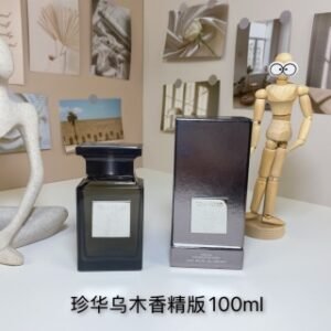 💹50✍️专柜版本
TF珍华乌木香精版香水100ml
🔜 一比一质量❗️汤姆·福特珍华乌木香精合金标100ml
Tom Ford Oud Wood Parfum,2024
品牌：汤姆福特
属性：中性香
香调：木质东方调
前调：小豆蔻粉红胡椒迷迭香
中调：檀香木广藿香沉香（乌木）香根草
后调：香草零陵香豆琥珀