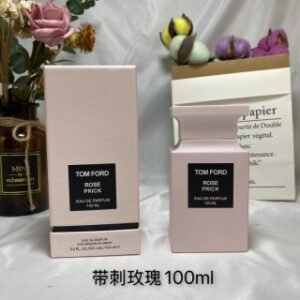 💹45✍️专柜版本
TF荆刺玫瑰香水100ml
🔜 一比一质量❗TOM FORD汤姆福特荆刺玫瑰 Rose Prick TF粉香水100ml
ROSE PRICK荆刺攻瑰香水,娇嫩诱惑刺痛之欢玫瑰生而带刺,轻微的刺痛往往能带来感官的愉悦伴随刺痛而来欢悦,正是 TOM FORD荆刺玫瑰的独特之处灵感源于 TOM FORD私人玫瑰园,由格拉斯五月玫瑰
土耳其玫瑰和保加利亚玫瑰交织,散发浑然天成的野性魅力