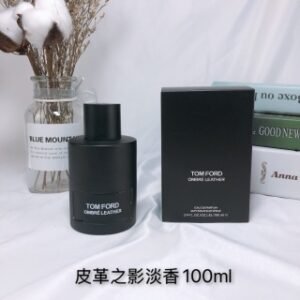 💹45✍️专柜版本
TF光影皮革/皮革之影淡香水100ml
🔜 一比一质量❗ Tom Ford汤姆福特的Ombré Leather (2018)是一款黑色皮革香型的中性香水100ml,TF这是一款新的香水。Ombré Leather (2018)是在2018年推出的。前调是豆蔻; 中调是沙巴茉莉 和 皮革; 基调是广藿香, 琥珀 和 苔藓。