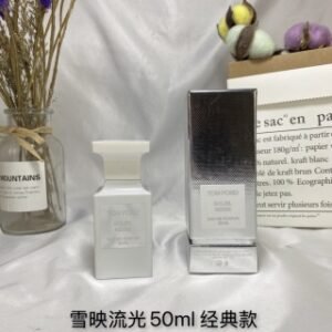 💹50✍️专柜版本
TF雪映流光香水50ml
🔜 一比一质量❗️ TOM FORD SOLEIL NEIGE 汤姆福特雪映流光冰雪太阳50ml
19新款是璀璨流光SOLEIL BLANC的呼应款
冬日太阳照射在雪上的感觉
很好闻很高冷
前调:香柠檬胡萝卜种子
中调:大茉莉橙花白花土耳其玫瑰
后调:劳丹脂安息香香草