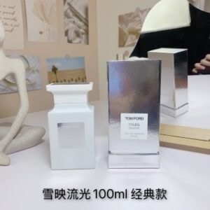 💹50✍️专柜版本
TF雪映流光香水100ml
🔜 一比一质量❗️  TOM FORD SOLEIL NEIGE 汤姆福特雪映流光冰雪太阳100ml
19新款是璀璨流光SOLEIL BLANC的呼应款
冬日太阳照射在雪上的感觉
很好闻很高冷
前调:香柠檬胡萝卜种子
中调:大茉莉橙花白花土耳其玫瑰
后调:劳丹脂安息香香草
