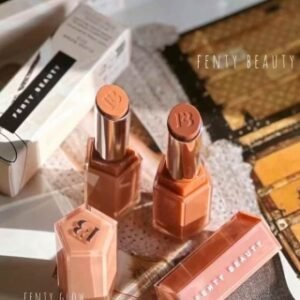 💹40✍️专柜版本
蕾哈娜口红3.6g!色号:03#Fenty Glow,04#ls lt Fussy,6#RlRl#,08#Sp'iced Cold。