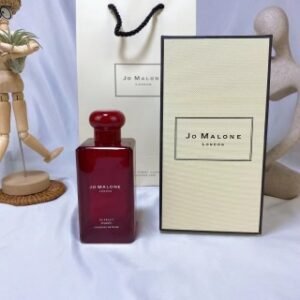 💹45✍️专柜版本
祖马龙红瓶绯红虞美人100ml，🔜前调：黄葵无花果；中调：罂粟鸢尾天芥菜白肋烟；基调：零陵香豆大麦；整个前调，清新中透着甜美，乖巧中又偶带些许轻佻，欲迎还拒，欲语还休.…. 无花果叶和无花果肉被揉碎在一起，辛涩的叶绿气息交织无花果甜甜奶奶的特质香气，像身上还带着两片青绿果叶的成熟果实，色泽诱人，奶香浓郁。慢慢浮现的麝香是干干净净的；黄葵作为植物界的荷尔蒙大师，既带着勾人的脂气，却又少了动物麝香的肉欲。犹似雾里观花，灯下看美人，那番朦胧婉约，摄人心魄👏