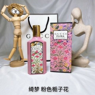 💹45✍️专柜版本
GUCCI古驰2021新品绮梦栀子花限量女士香水Flora 持久浓香100ml
前调:梨花、茉莉
中调:红糖
后调:栀子花、广藿香
前调的茉莉在梨花的中和下,没有那么的甜腻。伴随着中后调红糖和栀子花的气息出现,有种坐在沙发上吃红糖麻花,鼻尖还能闻到茶几上传来的阵阵栀子花香,小确幸的同时又满足了我这个栀子花爱
好者的嗅觉要求吧~
虽然是带着甜味的花香,但却很有质感,不会很甜腻哟喜欢淡香的姐妹可以