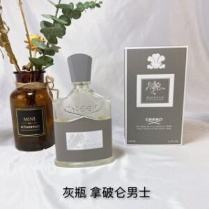 💹45✍️专柜版本
信仰 拿破仑古龙水男士/灰瓶拿破仑男士 香水100ml🔜专柜品质‣信仰成功（拿破仑之水）古龙水 男士100ml，Aventus Cologne, 2018
品牌：信仰
香调：果香馥奇香调
前调：生姜 橘子 粉红胡椒
中调：广藿香 檀香木 香根草
后调：麝香 安息香 桦木 零陵香豆
属性：男香
调香师：Olivier Creed
标签：木香 麝香 柑橘 树脂 皮革