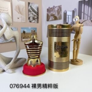💹60✍️专柜版本
高缇耶裸男精粹125ml
Jean Paul Gaultier Le Male Elixir, 2023
品牌：高缇耶
属性：男香
香调：馥奇东方调
前调：薰衣草薄荷
中调：安息香脂香草
后调：烟草蜂蜜零陵香豆