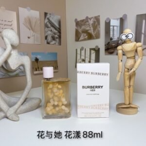💹75✍️专柜版本
巴宝莉花与她花漾88ml
Burberry Her Petals, 2023
品牌：博柏利
属性：女香
香调：果香花香调
前调：森林水果
中调：紫罗兰茉莉
后调：木质香琥珀