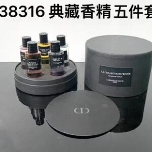 💹75✍️专柜版本
迪奥典藏香精版 香水小样五件套5x7.5ml,内含味道:暗木幽香,幸运风铃,特拉法加,蒙田沙龙,琥珀幽香。