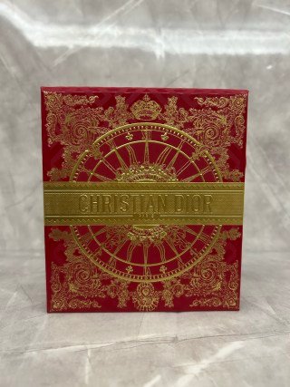 💹115✍️明通版本
迪奥新年限量磁吸口红两件套.色号:丝绒999-滋润999-720-772-840.五色可选.没写色号随机发.配手提袋.官网同步.送礼必备!