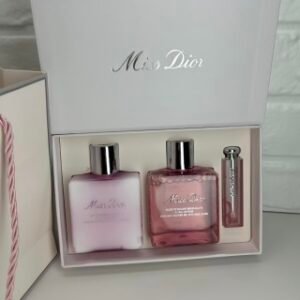 💹85✍️专柜版本
迪奥灵彩欢动三件套,内含:甜心身体乳175ml +甜心沐浴露175ml +变色唇膏001#3.2g 。
配礼袋+中文标 打12 件24