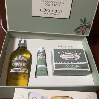 💹90✍️专柜版本
欧舒丹杏仁甜扁桃三件套,内含:沐浴油250ml +身体乳罐装200ml +护手霜30ml 。
配礼袋+中文标 打12 件24