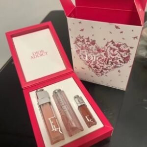 💹62✍️专柜版本
迪奥情人节礼盒 明星三件套/迪奥 唇部护理三件套 新款情人版 ，套装内含：3.2g变色唇膏 001+6ml丰唇蜜001+2ml丰唇蜜 038。
件99套 最新批号5c02，
配中文标 进口纸盒 蝴蝶凹凸感