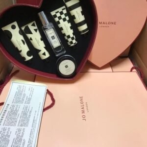 💹100✍️专柜版本
祖马龙爱心暴击六件套,套装内含:英国梨身体霜50ml +蓝风铃香水30ml +护手霜30ml蓝风铃 英国橡树与榛子 牡丹 黑莓 。
配礼袋+中文标 打12 件24