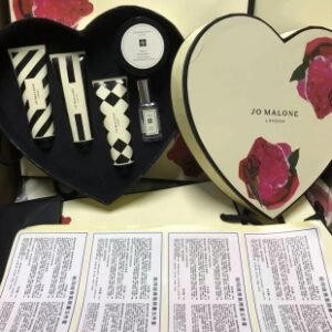 💹85✍️专柜版本
祖马龙带刺玫瑰五件套爱心礼盒,套装内含:蓝风铃身体霜50ml +蓝风铃香水小样9ml +护手霜30ml海盐 英国梨 青柠 。
配礼袋+中文标 打12 件24
