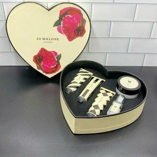 💹85✍️专柜版本,
祖马龙带刺玫瑰五件套爱心礼盒,套装内含:蓝风铃身体霜50ml 蓝风铃香水小样9ml 护手霜30ml海盐 英国梨 青柠 。
配礼袋+中文标 打12 件24