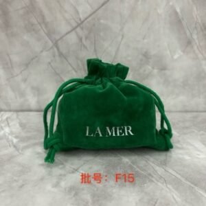 💹40✍️明通版本
海蓝之谜面霜小样两件套抽绳版.包含:面霜7ml×2+抽绳袋×1.对版对味.膏体带造型.可冲正.送礼必备.可配中文标.需要下单备注!