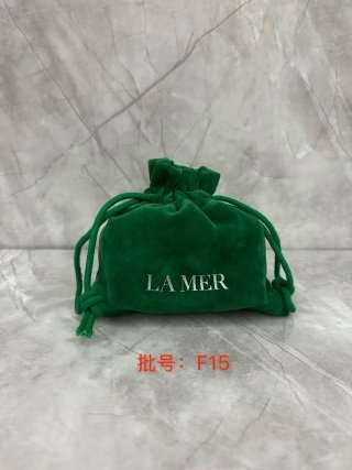 💹40✍️明通版本
海蓝之谜面霜小样两件套抽绳版.包含:面霜7ml×2+抽绳袋×1.对版对味.膏体带造型.可冲正.送礼必备.可配中文标.需要下单备注!