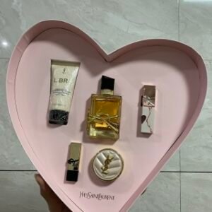 💹330✍️专柜版本
圣罗兰渐变款全明星香水彩妆礼盒/渐变玫瑰彩妆五件套爱心礼盒，套装内含：身体乳50ml-自由之水50ml-大理石唇釉442-方管口红Rm1.3g-粉皮革气垫b10 5g。
配中文标 礼袋 现货