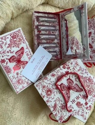 💹65✍️专柜版本
迪奥变色唇膏小样五件套红色蝴蝶版!内含:1.5g*5。色号:001#,004#,007#,012#,005#。