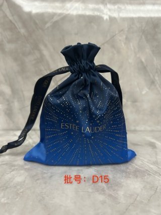 💹45✍️明通版本
雅诗兰黛抗蓝光眼霜小样四件套烟花版.包含:抗蓝光眼霜小样5ml×4+抽绳袋×1.膏体对版对味.市场独家货源.可冲正.可配中文标.需要下单备注.认准批号:D15.