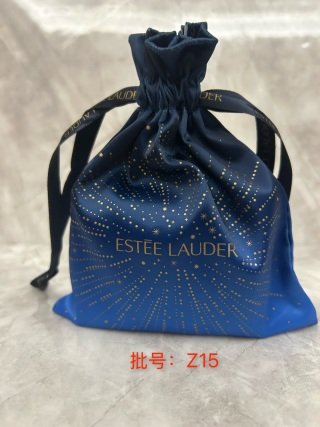 💹42✍️明通版本
雅诗兰黛小棕瓶精华小样三件套烟花版.包含:小棕瓶精华15ml×3+抽绳袋×1.膏体对版对味.瓶口带数字.市场独家货源.可冲正.可配中文标.需要下单备注.认准批号:Z15.