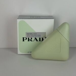 💹25✍️专柜版本
普拉达护手霜50ml 配中文标 打12 件144