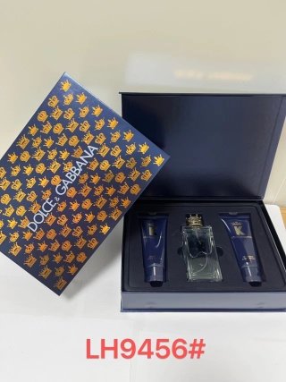 💹60✍️普通版本
LH9456杜嘉班纳皇冠彩妆三件套!内含:身体乳100ml,沐浴露100ml,香水100ml。
LH4604香奈儿蔚蓝彩妆三件套!内含:身体乳100ml,沐浴露100ml,香水100ml。
LH2577圣罗兰黑色鸦片彩妆三件套!内含:身体乳100ml,沐浴露100ml,香水90ml。
LH1919范思哲同名彩妆三件套!内含:身体乳100ml,沐浴露100ml,香水100ml。