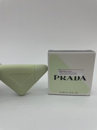 💹35✍️明通版本
PRADA普拉达护手霜50ML
最新日期至28年
配中文标 件160支,优势现货