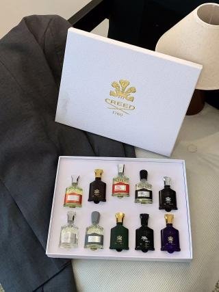 💹110✍️专柜版本
信仰CREED高定香氛星品10件套奢礼 (白盒)10*15ml 出货‼️
拿破仑之水,灰色拿破仑,拿破仑之水馥郁版,林中绿杉,桂影如绸,皇家公主乌木,暗黑之恋,维尔京岛之水,维京之海-橙,维京之海-红!十味齐全,带喷头,给你不一样的香味!