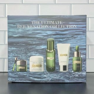 💹260✍️明通版本
海蓝之谜大王炸五件套明通版,套装内含:精粹水150ml 浓缩精华50ml 浓缩眼霜15ml 神奇面霜60ml 璀璨净澈洗面奶125ml 。细节全对版 味道对香 市面最高版本 非流通普货 正品质量直供 支持对比 配礼袋+海免3标 件18