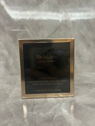 💹125✍️明通版本
雅诗兰黛白金黑钻面霜50ml 清爽版(纸盒款).对版对味.市场独家质量.非流通货.供平台.可配中文标.需要下单备注!