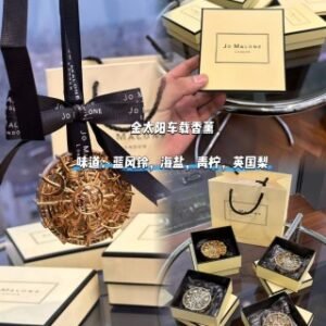 💹40✍️专柜版本
新款 祖马龙金太阳车载香薰(金太阳扩香器+香珠内芯),味道:英国梨,蓝风铃,海盐,青柠。