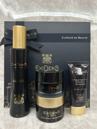 💹180✍️明通版本
伊菲丹限定四件套礼盒套装.包含:精粹水金盖200ml+新款超级面膜50ml+面霜50ml+防晒50ml.配手提袋.市场独家货源.