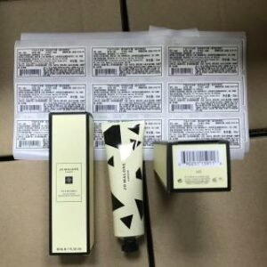 💹20✍️专柜版本，
祖马龙格纹护手霜30ml ，味道：蓝风铃 英国梨 青柠 海盐 牡丹 黑莓 英国橡树与榛子 配中文标 打24 件192