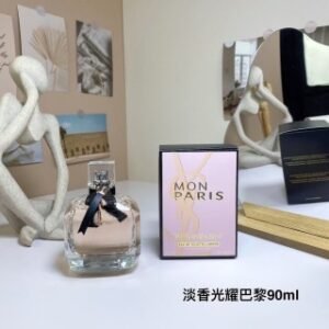 💹50✍️专柜版本
YSL圣罗兰反转巴黎光耀淡香EDT90ml
前调：柠檬、绿柑橘
中调：水生莲花、芍药
后调：曼陀罗、广藿香