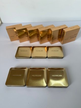 💹48✍️专柜版本,
2025年新品 沙漏Hourglass四色眼影盘 1g(×4),6色现货:
荒漠盘Minimalist
玫瑰盘Idealist
燕麦盘Realist
暮色盘Modernist
流金盘Futurist
金属盘Expressionis