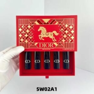 💹65✍️专柜版本
新款❗️迪奥蓝金口红小样五件套马年抽屉盒
🔜一比一质量❗️内含:1.5g*5。色号:999丝绒+720丝绒+188丝绒+288丝绒+888丝绒。