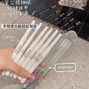 💹25✍️专柜版本
迪奥砍刀眉笔,现货色:
01 Light Brown :浅棕色
02 Dark Brown:深棕色
03 Coffee:咖啡色
05 Gray: 灰色
06Black:黑色