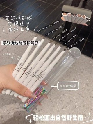 💹25✍️专柜版本
迪奥砍刀眉笔,现货色:
01 Light Brown :浅棕色
02 Dark Brown:深棕色
03 Coffee:咖啡色
05 Gray: 灰色
06Black:黑色
