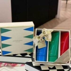 💹55✍️专柜版本
祖马龙护手霜三件套25圣诞限量版 30ml*3 蓝风铃 海盐 黑莓 配礼袋+中文标 打36 件72