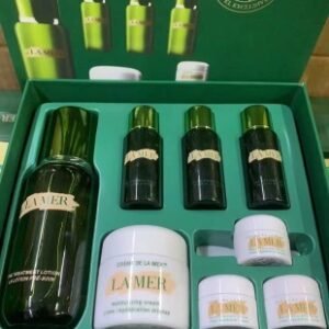 💹80✍️专柜版本
海蓝之谜神奇精粹八件套!内含:精粹水150ml+精粹水30ml*3+面霜60ml+面霜7ml*3。