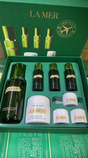 💹80✍️专柜版本
海蓝之谜神奇精粹八件套!内含:精粹水150ml+精粹水30ml*3+面霜60ml+面霜7ml*3。