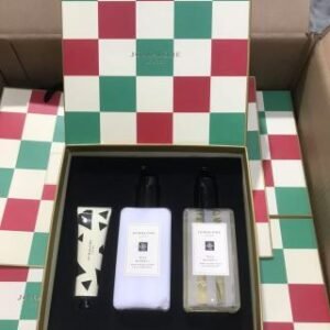 💹85✍️专柜版本
祖马龙蓝风铃全身香氛三件套25圣诞限量版 身体乳250ml 沐浴露250ml 格纹护手霜30ml 配礼袋+中文标 打12 件24