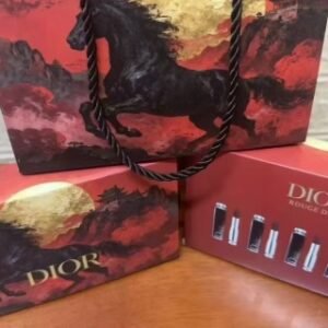💹65✍️专柜版本
迪奥黑马漆光口红小样五件套
🔜一比一质量❗️内含：1.5g*5。色号：812-740-720-527-08。