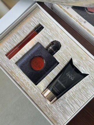 💹140✍️专柜版本
圣罗兰黑色鸦片节日三件套!内含:香水50ml+便携10ml+身体乳50ml。