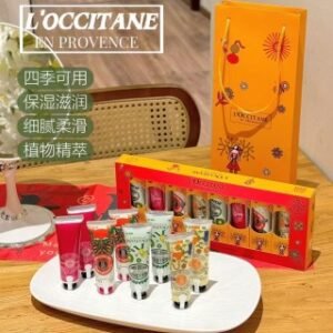 💹35✍️专柜版本
欧舒丹玫橘蜜露护手霜八件套！内含：
日落琥珀：护手霜30ML*2支
乳木果玫瑰：护手霜30ML*2支
无花果柑橘：护手霜30ML*2支
甜扁桃：护手霜30ML*2支