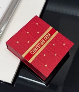 💹110✍️明通版本/26款情人节
迪奥26新款情人节明星双色口红两件套礼盒
色号:999-720
色号:688-720
配中文标 礼袋 现货 现货